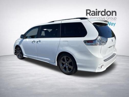Super White 2015 Toyota Sienna SE