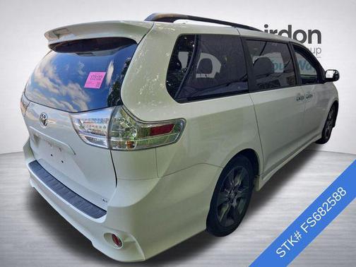 Super White 2015 Toyota Sienna SE