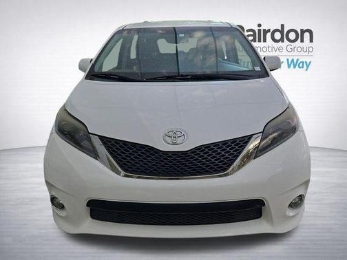 Super White 2015 Toyota Sienna SE