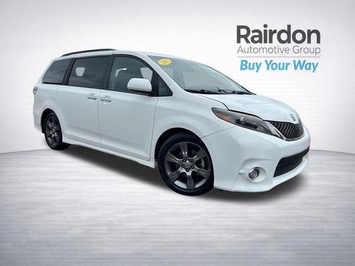 Super White 2015 Toyota Sienna SE