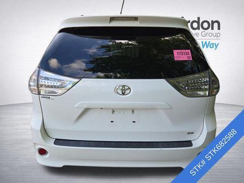 Super White 2015 Toyota Sienna SE