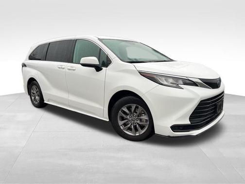2023 Toyota Sienna LE