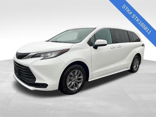 2023 Toyota Sienna LE
