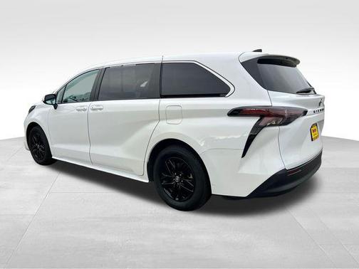2023 Toyota Sienna LE