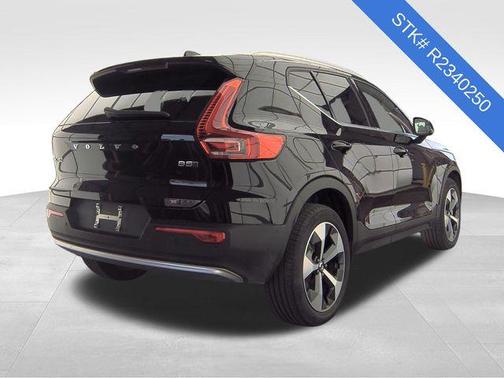 2024 Volvo XC40 B5 Plus Bright Theme
