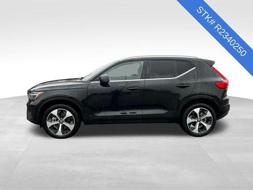 2024 Volvo XC40 B5 Plus Bright Theme