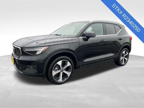2024 Volvo XC40 B5 Plus Bright Theme