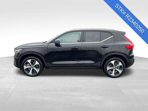 2024 Volvo XC40 B5 Plus Bright Theme