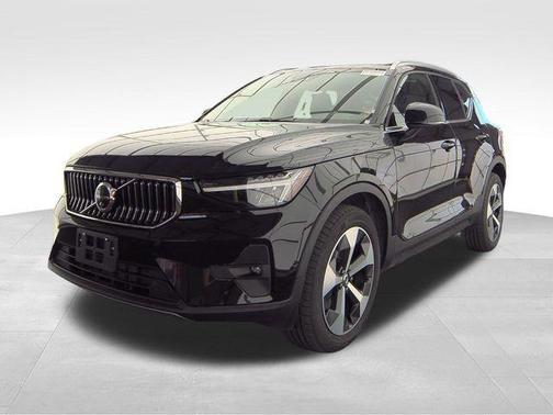 2024 Volvo XC40 B5 Plus Bright Theme