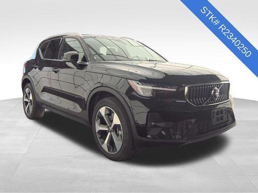 2024 Volvo XC40 B5 Plus Bright Theme