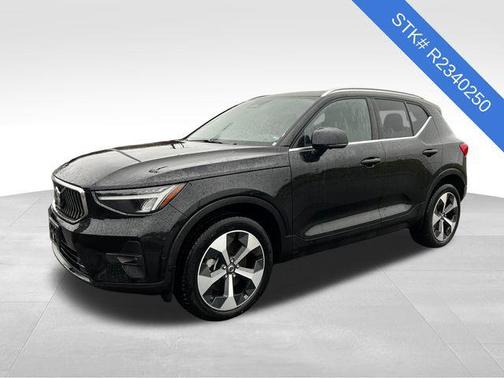 2024 Volvo XC40 B5 Plus Bright Theme