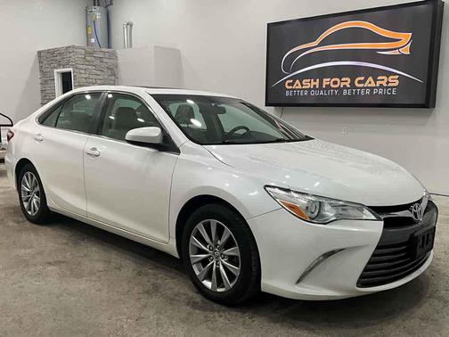 Super White 2016 Toyota Camry XLE