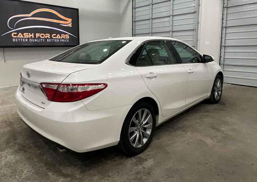 Super White 2016 Toyota Camry XLE