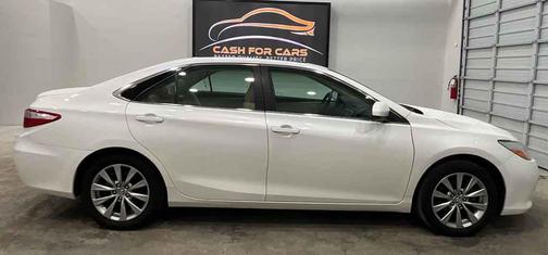 Super White 2016 Toyota Camry XLE
