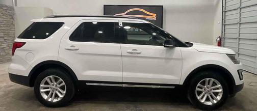 White Platinum Metallic Tri-Coat 2017 Ford Explorer XLT