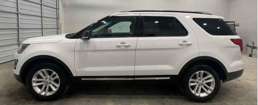 White Platinum Metallic Tri-Coat 2017 Ford Explorer XLT