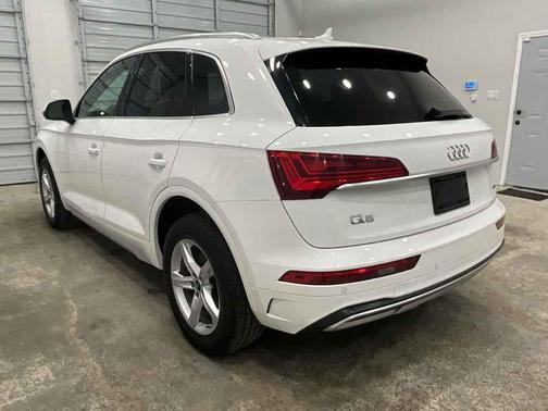 Glacier White Metallic 2021 Audi Q5 45 Premium