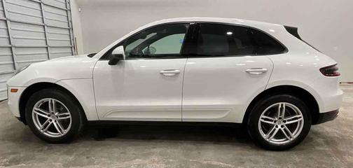 Carrara White Metallic 2018 Porsche Macan Macan Sport Edition