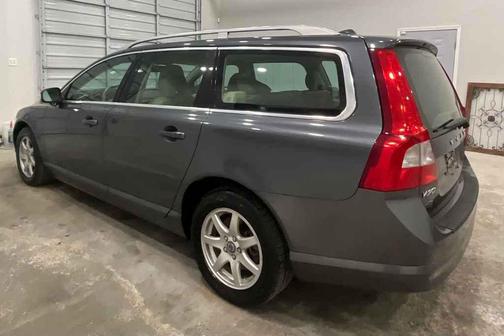 Titanium Gray Metallic 2008 Volvo V70 3.2