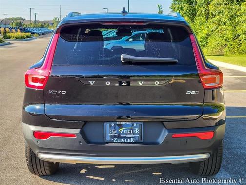 2025 Volvo XC40 B5 Core Bright Theme