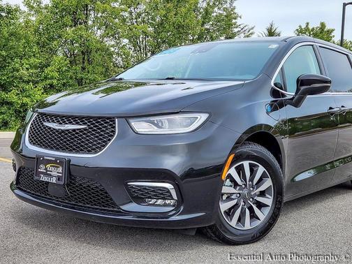 Brilliant Black Crystal Pearlcoat 2023 Chrysler Pacifica Hybrid Touring L