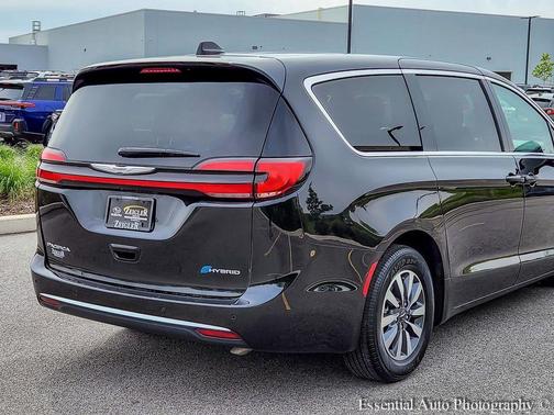 Brilliant Black Crystal Pearlcoat 2023 Chrysler Pacifica Hybrid Touring L