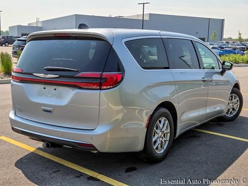 2024 Chrysler Pacifica Touring-L