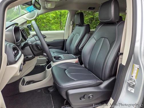 2024 Chrysler Pacifica Touring-L