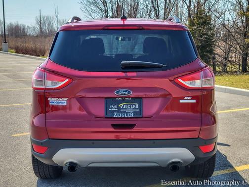 Red 2016 Ford Escape SE