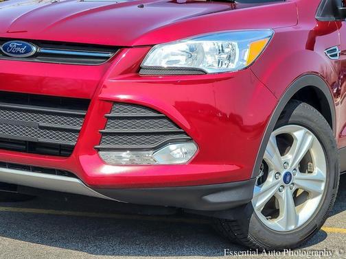 Ruby Red Metallic 2016 Ford Escape SE