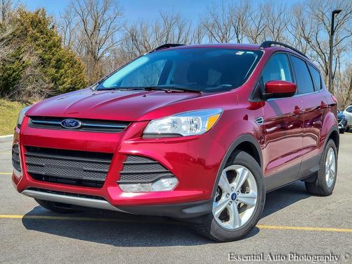 Red 2016 Ford Escape SE