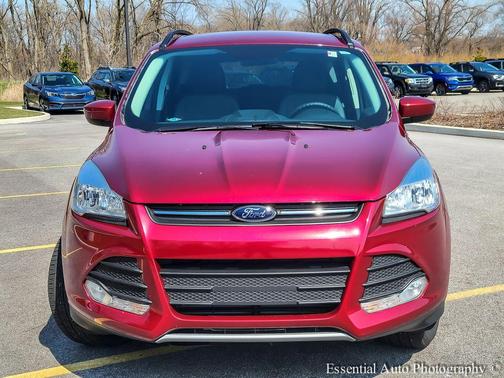 Red 2016 Ford Escape SE