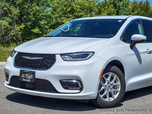 Bright White Clearcoat 2023 Chrysler Pacifica Touring-L