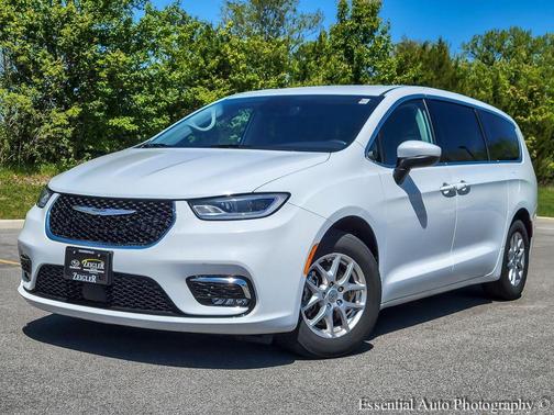 Bright White Clearcoat 2023 Chrysler Pacifica Touring-L