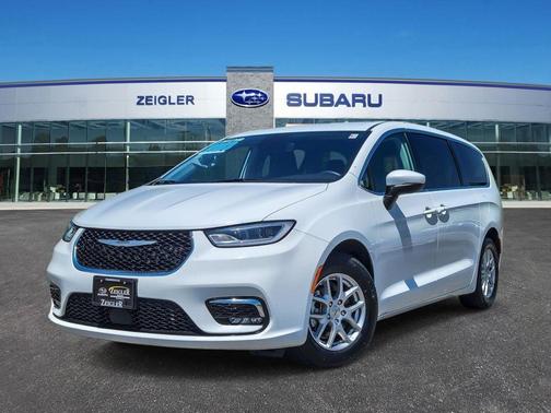 Bright White Clearcoat 2023 Chrysler Pacifica Touring-L