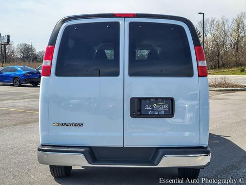 2025 Chevrolet Express 3500 LT