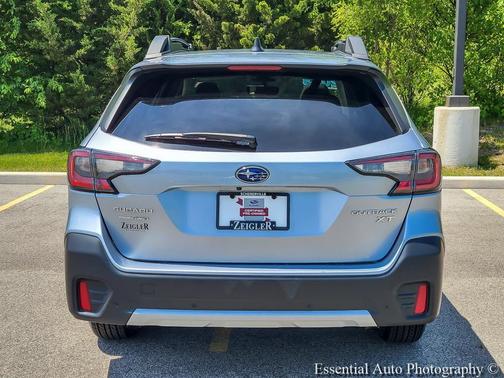 Ice Silver Metallic 2022 Subaru Outback Limited XT
