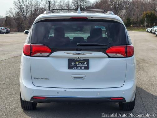 Bright White Clearcoat 2019 Chrysler Pacifica Touring-L