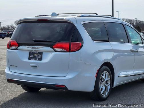 Bright White Clearcoat 2019 Chrysler Pacifica Touring-L