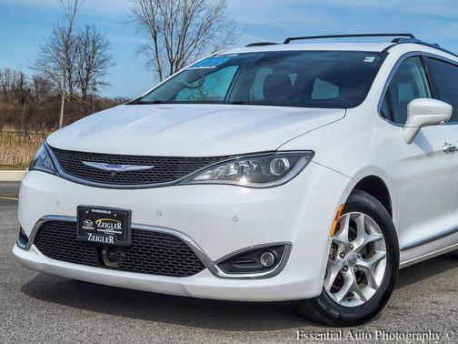 Bright White Clearcoat 2019 Chrysler Pacifica Touring-L