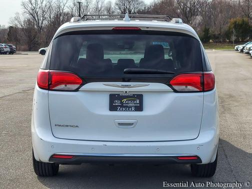 Bright White Clearcoat 2019 Chrysler Pacifica Touring-L