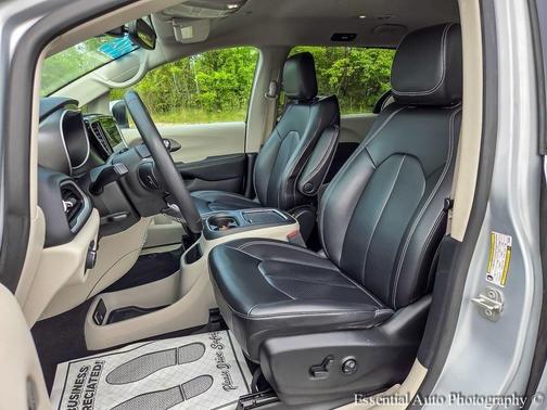 2023 Chrysler Pacifica Touring-L