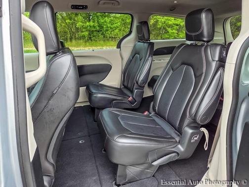 2023 Chrysler Pacifica Touring-L