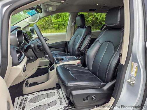2023 Chrysler Pacifica Touring-L