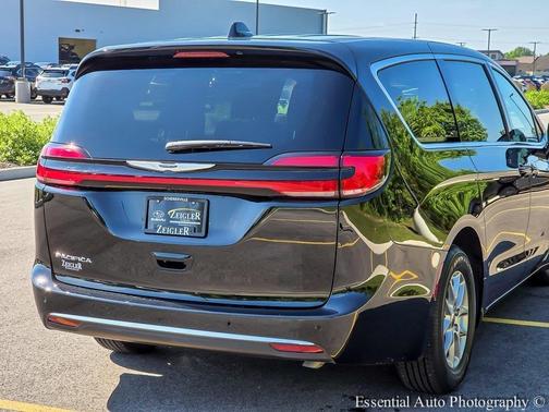 2025 Chrysler Pacifica Select