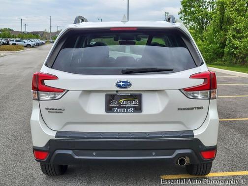 Crystal White Pearl 2021 Subaru Forester Limited