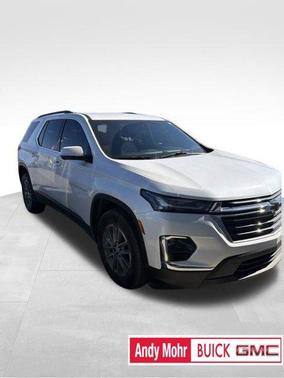 Iridescent Pearl Tricoat 2023 Chevrolet Traverse LT Cloth