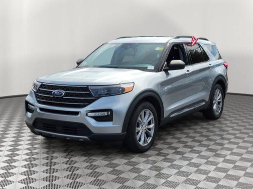 ICONIC SILVER METALLIC 2023 Ford Explorer XLT