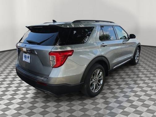 ICONIC SILVER METALLIC 2023 Ford Explorer XLT
