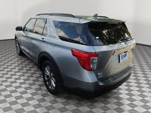 ICONIC SILVER METALLIC 2023 Ford Explorer XLT